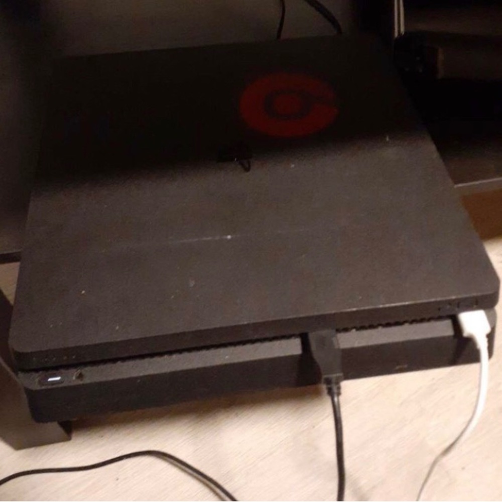 PS4 slim console